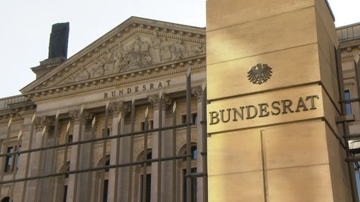 Das Gebäude des Bundesrats, im Vordergrund eine Säule auf der "Bundesrat" steht