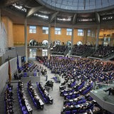 Der Bundestag in Berlin ist bis auf den letzten Platz besetzt.