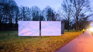 Weiße Plakatwände, auf denen Parteien ihre Plakate für die Bundestagswahl 2025 kleben können, stehen am Straßenrand. 