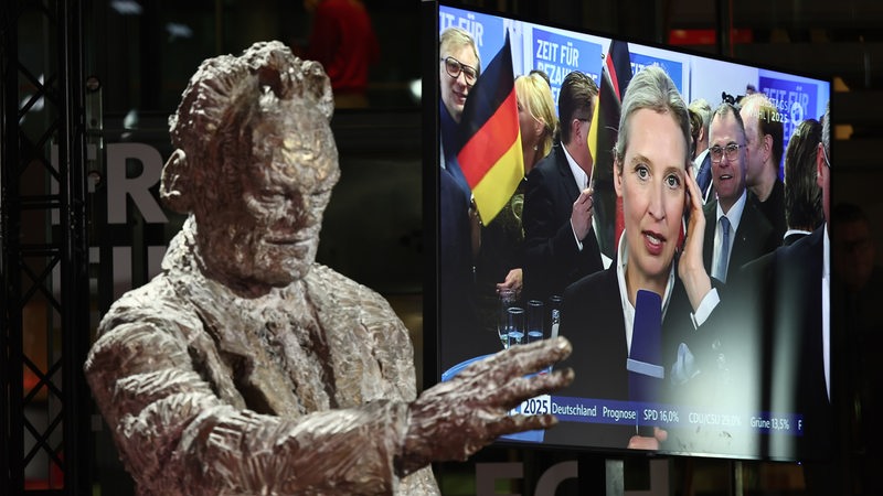 Alice Weidel, Bundesvorsitzende und Kanzlerkandidatin der AfD, ist auf einem Bildschirm während der SPD-Wahlparty im Willy-Brandt-Haus zu sehen.