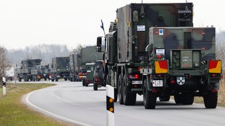 Ein Konvoi zum Transport des Flugabwehrraketensystems Patriot verlässt das Bundeswehr-Gelände der Flugabwehrraktengruppe 26 in Husum.