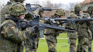 Soldaten in der Grundausbildung halten auf dem Gelände der Marinetechnikschule (MTS) in Parow das Sturmgewehr G36 in den Händen. 