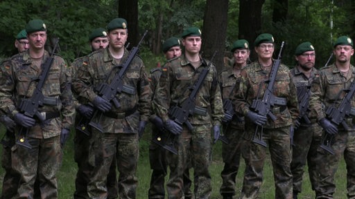 Mehrere Bundeswehrsoldaten stehen nebeneinander aufgereiht.