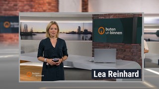 Lea Reinhard moderiert eine buten un binnen-Sendung.