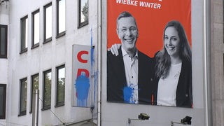 Die CDU-Parteizentrale mit blauer Farbe beschmiert.