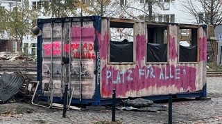 Ein Treffpunkt der Drogen-Szene auf dem Lucie-Flechtmann-Platz in der Neustadt ist ausgebrannt. 