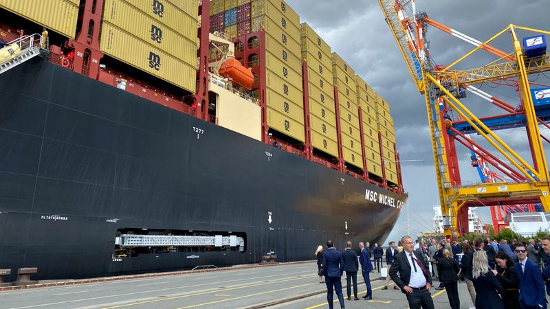 Das größte Containerschiff der Welt, die MSC Michel Cappellini, in Bremerhaven