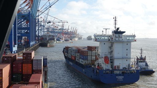 Das Containerschiff "Elbwave" legt an der Stromkaje in Bremerhaven an.