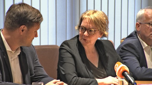 Niedersachsens Innenministerin Daniela Behrens im Gespräch mit Lilienthals Bürgermeister Kom Fürwentsches.