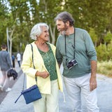 Ein älteres Paar geht spazieren und lacht