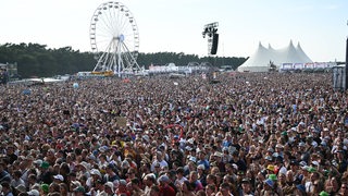 Eine Menschenmenge auf dem Deichbrand-Festival.