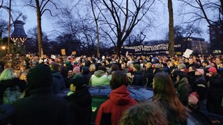 Eine Menschenmenge bei einer Demonstration.