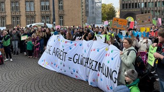 Beschäftigte von Elternvereinen demonstrieren für höhere Löhne auf dem Bremer Domshof.