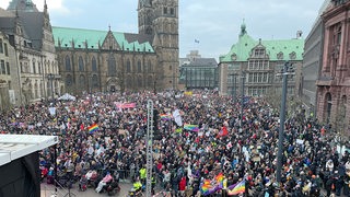 Der Bremer Domshof ist voll mit Demonstranten.