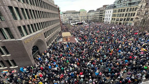 Menschenmassen auf dem Bremer Domshof. 