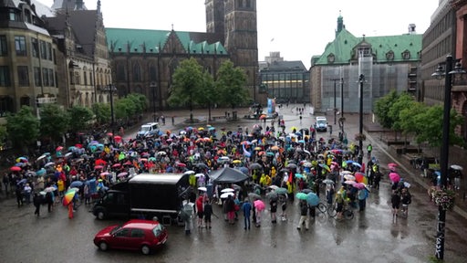 Demonstrierende auf dem Rathausplatz