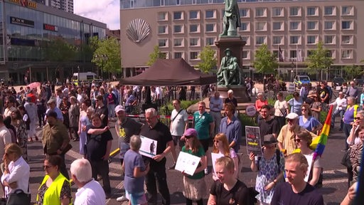 Vielen Menschen stehen auf dem Theodor-Heuss-Platz in Bremerhaven und demonstrieren für Demokratie.