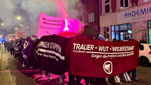 Eine Demonstration gegen Polizeigewalt zieht durchs Bremer Viertel.