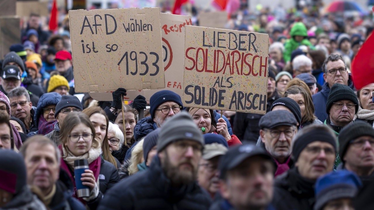 Zehntausende Demonstrieren In Oldenburg Und Hannover Gegen Rechts ...