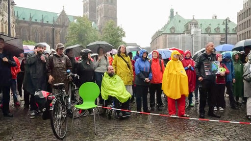 Teilnehmer auf einer Demo gegen Rechts auf dem Domshof