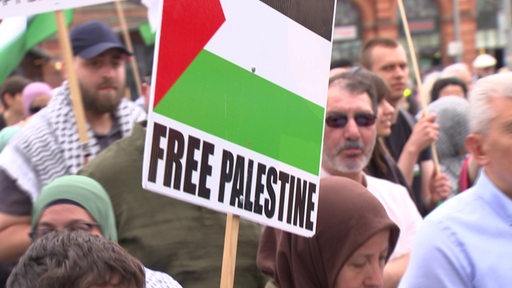 Es ist ein Plakat zu sehen auf dem "Free Palestin" draufsteht, bei der Pro-Palästina-Demo in Bremen.