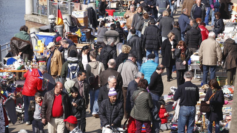 Besucherstrom auf dem Kajenmarkt in Bremen an der Schlachte.