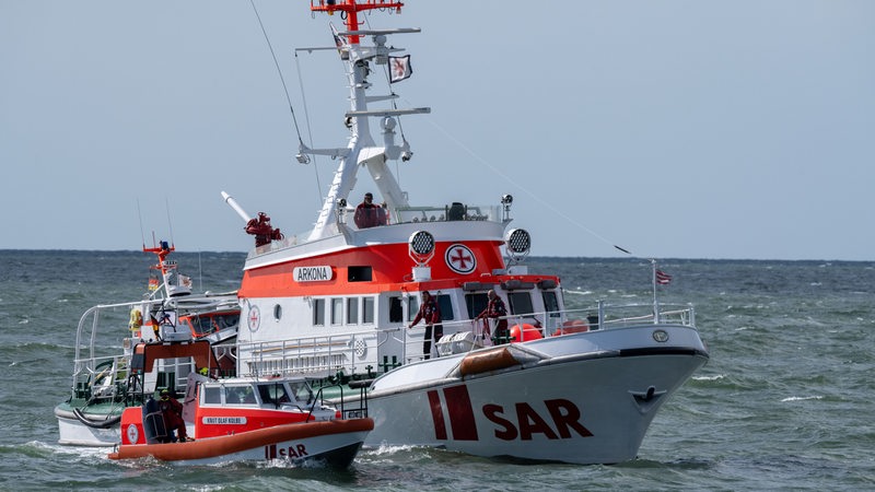 Das Seenotrettungsboot "Knut Olaf Kolbe" und der Seenotkreuzer "Arkona" der Deutschen Gesellschaft zur Rettung Schiffbrüchiger (DGzRS) bei einer Seenotrettungsübung.