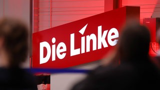 Auf einem roten Schild steht in weißer Schrift "Die Linke".