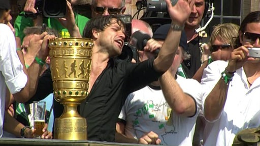 Diego mit dem Pokal in der Hand