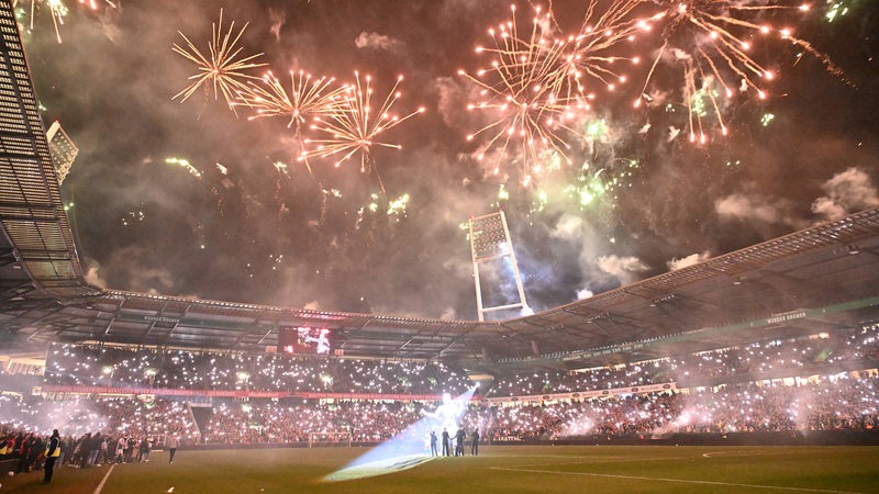 Ein Feuerwerk erleuchtet den Himmel über dem Stadion.