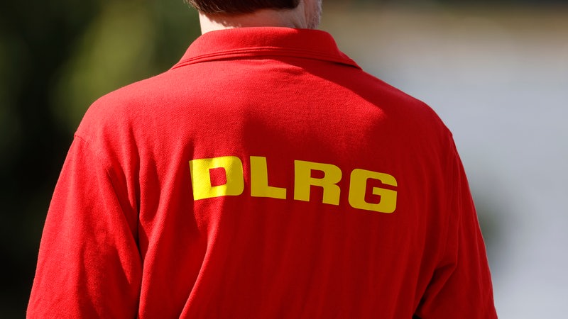 Der Schriftzug "DLRG" auf dem T-Shirt eines Retters.