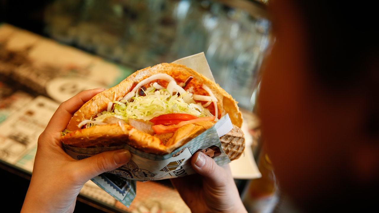 Was darf Döner kosten? Bremer schmunzeln über Preisbremsen-Debatte - buten  un binnen