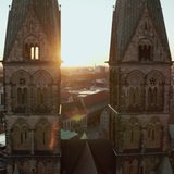 Der Bremer Dom von einer Drohne gefilmt.