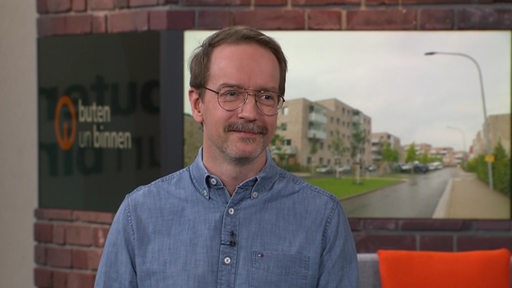 Dominik Santer von der Arbeitnehmerkammer Bremen im Studio von buten un binnen.