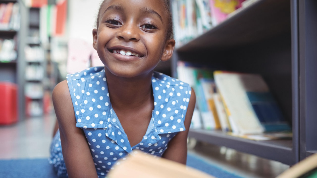 afroamerikanische Kinder lesen