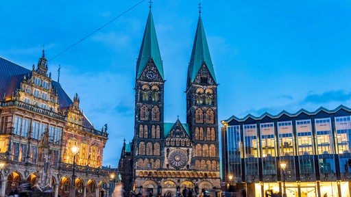 Der Bremer Dom. Im Vordergrund das Rathaus und die Bremische Bürgerschaft.