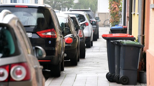 Autos parken auf dem Gehweg