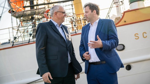 Andreas Bovenschulte (SPD,l), Bürgermeister von Bremen, und Lars Klingbeil, Parteivorsitzender der SPD, am Hafen vor einer Wahlkampfveranstaltung der SPD. 