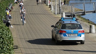 Ein Polizeiwagen auf Streifenfahrt an der Bremer Schlachte.