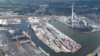 Eine Luftaufnahme zeigt ein Hafengebiet.