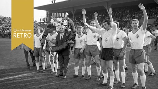 Meisterehrung von Werder Bremen mit Kranz: (l-r) Theo Klöckner, Spielführer Arnold Schütz und Trainer Willi Multhaup (im Kranz), Horst-Dieter Höttges, Max Lorenz, Günter Bernard (Torwart), Helmut Jagielski (halb verdeckt) und Klaus Matischak.