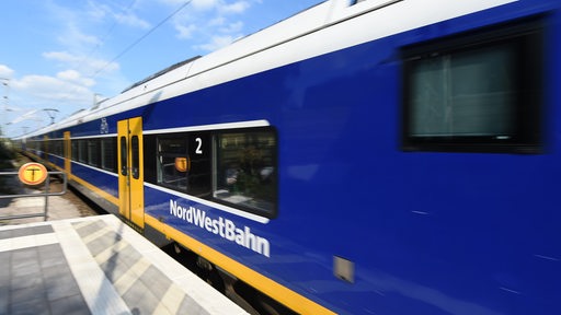 Ein Zug der Nordwestbahn fährt in einen Bahnhof ein.