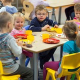 Kinder essen in einer Kita