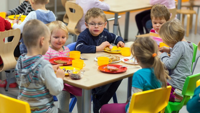 Kinder essen in einer Kita