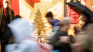 Auch 2017 haben die Menschen im Weihnachtsgeschäft mehr Geld ausgegeben als im Vorjahr. 