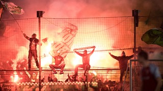 Bremer Fans zünden Feuerwerk und Pyrotechnik.