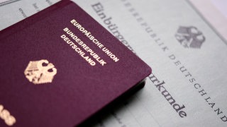 Reisepass und Einbürgerungsurkunde (Symbolbild)