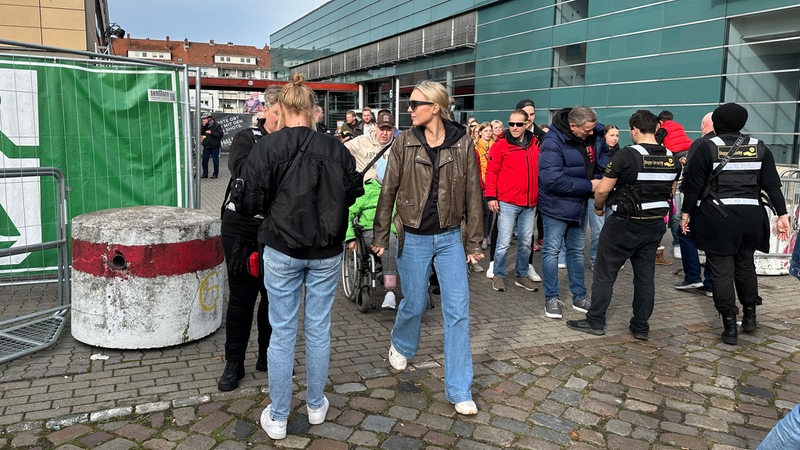 Besucher des Freimarkts werden am Eingang von der Security kontrolliert.