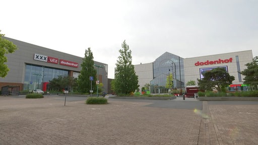 Der Haupteingang des Einkaufszentrums Dodenhof in Posthausen.