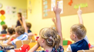 Eingeschulte Kinder beteiligen sich an der ersten Unterrichtsstunde.